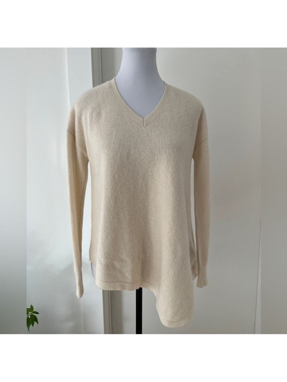 RACHEL ZOE 100% Cashmere V Neck Pullover Sweater Asymmetric Hem Neutral Coastal